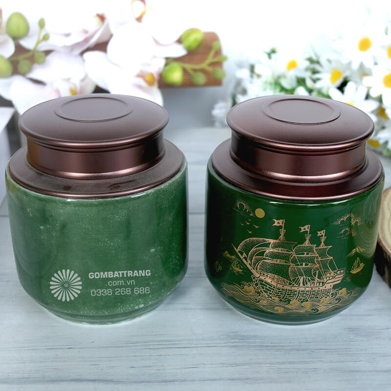 Điểm nổi bật của hộp đựng trà là họa tiết thuận buồm xuôi gió được mạ lớp vàng 24k sang trọng