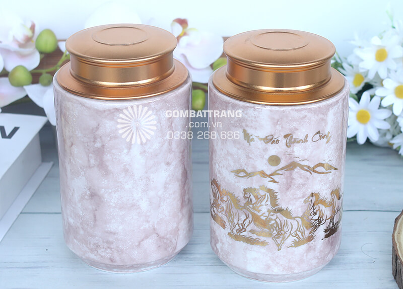 Màu hồng phấn dịu mát men hỏa biến bao phủ bề mặt lọ đựng trà tạo cảm giác nhẹ nhàng, thanh lịch