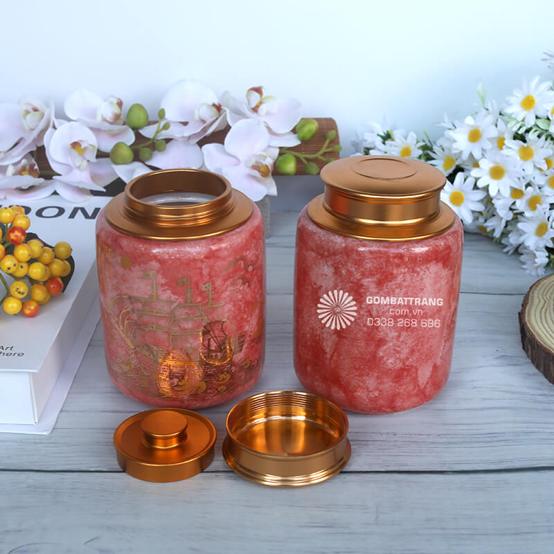 Bề mặt men láng mịn của hũ đựng trà bằng gốm rất dễ lau chùi và vệ sinh, không bám bụi