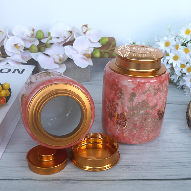 Điểm đặc biệt của bộ hũ đựng trà bằng gốm là những họa tiết truyền thống được khắc họa tinh xảo bằng màu vàng kim ánh lên nền đỏ