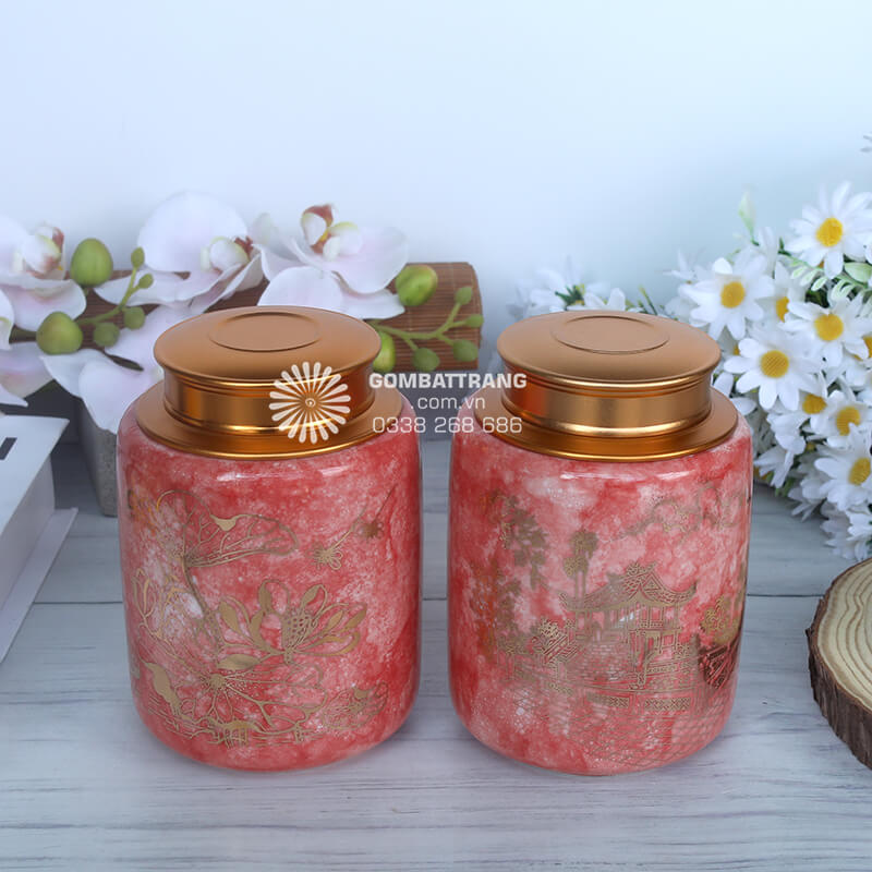Lọ đựng trà gốm sứ cao cấp với màu đỏ san hô rực rỡ, tạo cảm giác ấm áp và thu hút ánh nhìn ngay từ lần đầu tiên