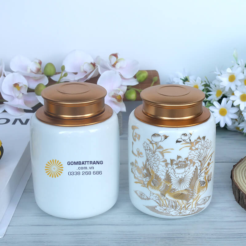 Hũ gốm đựng trà khắc họa hình ảnh Tháp Rùa Hồ Gươm - biểu tượng văn hóa đặc trưng của thủ đô Hà Nội