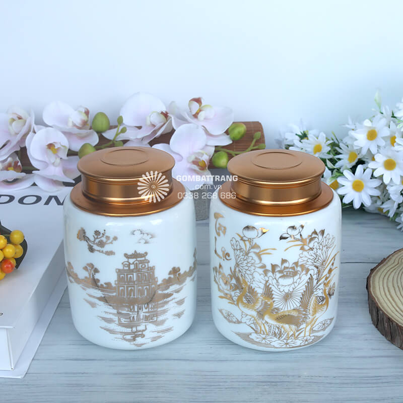 Được chế tác từ chất liệu gốm sứ cao cấp, bộ lọ đựng trà gốm sứ này mang đến sự sang trọng và đẳng cấp cho không gian thưởng trà