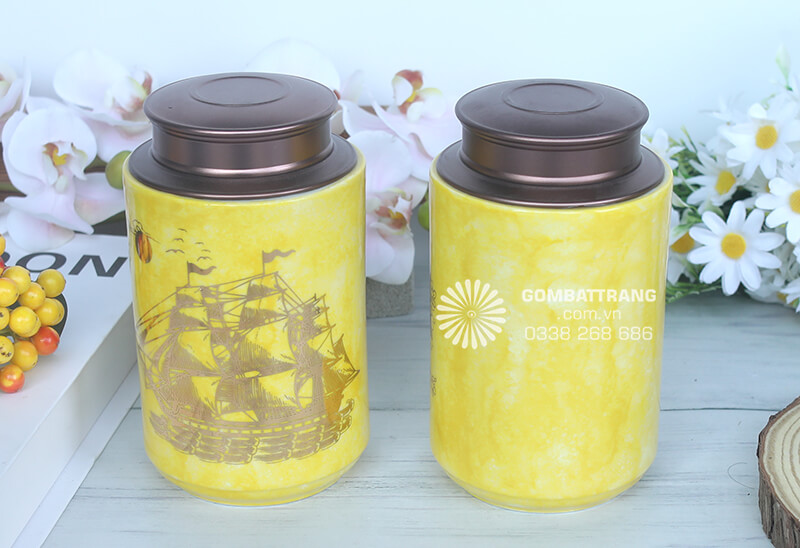 Với họa tiết mạ vàng sang trọng, lọ đựng chè bát tràng&nbsp;phù hợp&nbsp;với nhiều phong cách nội thất khác nhau