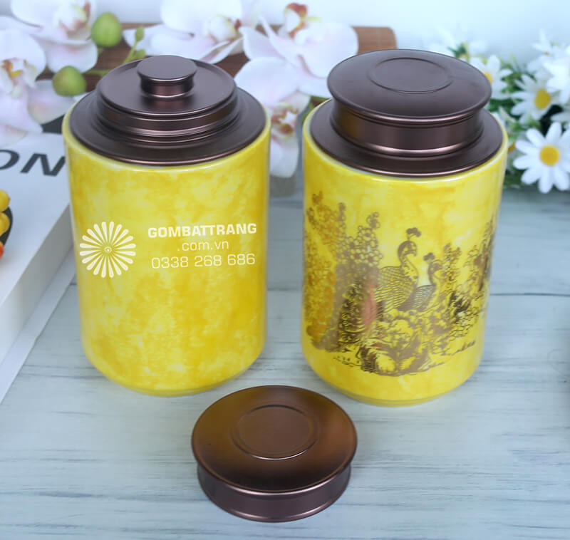 Kỹ thuật mạ vàng tinh xảo khắc họa từng chi tiết của con thuyền, tạo hiệu ứng thị giác ấn tượng trên nền men vàng rực rỡ