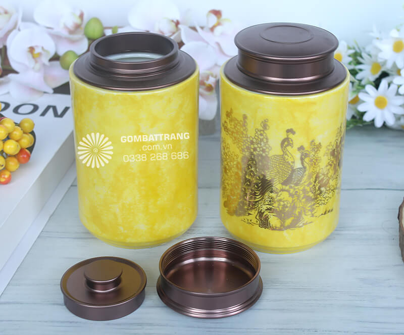 ​Thiết kế miệng hộp rộng vừa đủ giúp việc múc trà trở nên thuận tiện, trong khi nắp đậy chắc chắn