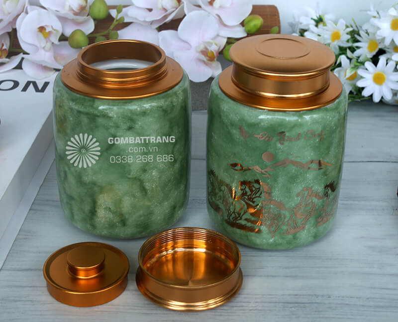 Hộp trà gốm với hai họa tiết mạ vàng đồng đối xứng, thể hiện những thông điệp phong thủy tốt lành