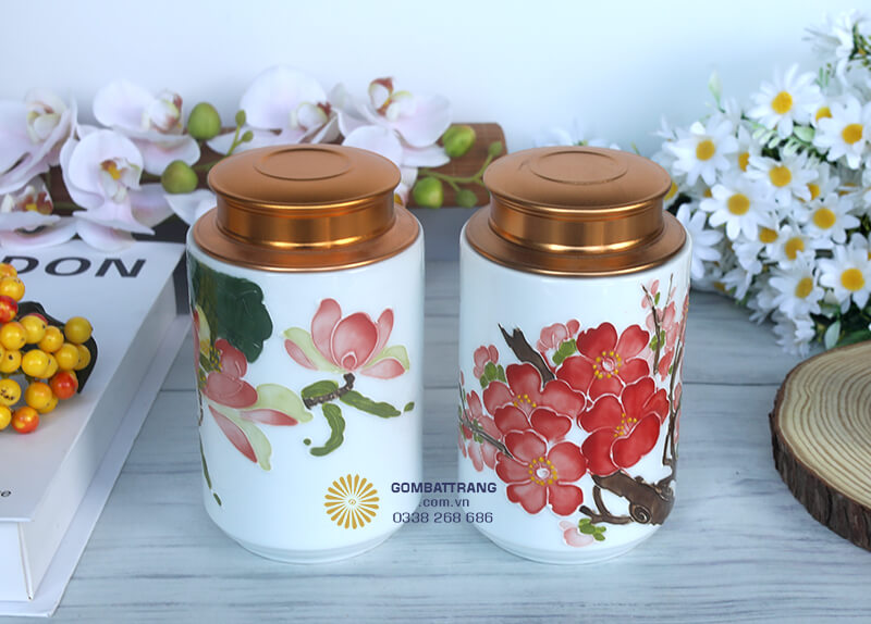 Họa tiết hoa sen được bố cục hài hòa, mềm mại quanh thân hũ, thể hiện sự tinh tế trong từng nét vẽ nghệ thuật gốm sứ Bát Tràng