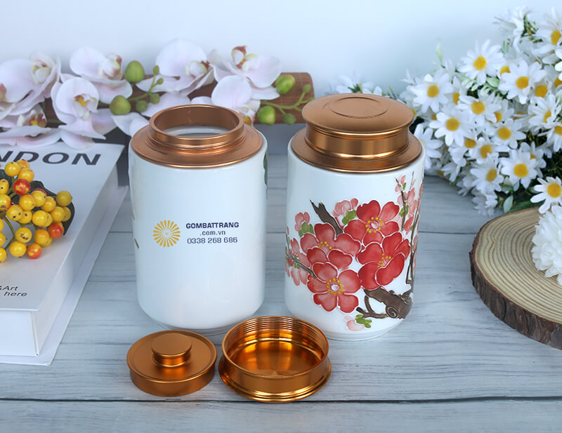 Lọ đựng chè đẹp họa tiết hoa đào nổi bật với nền trắng ngà tinh khôi