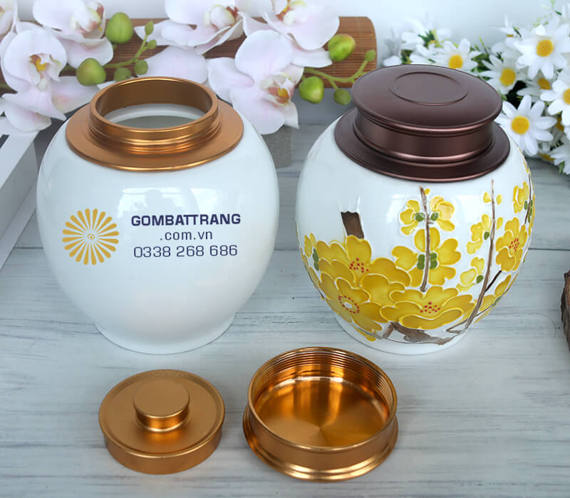 Đây là một chiếc lọ đựng chè đẹp tuyệt vời, thể hiện sự tao nhã, thanh lịch trong không gian sống và thưởng trà