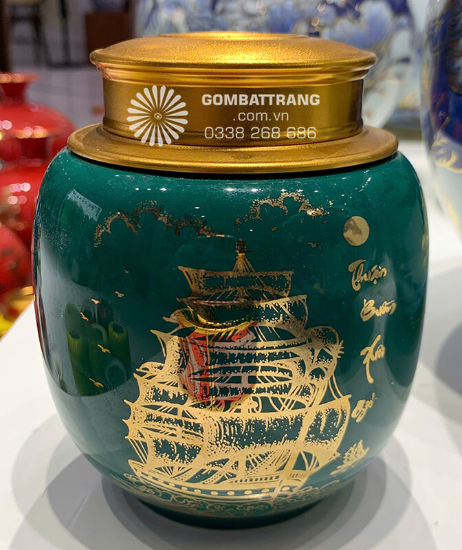 Hũ sứ đựng trà được làm từ đất sét gốm cao cấp, tạo nên độ cứng vượt trội, khả năng chống va đập tốt và tuổi thọ sử dụng lâu dài