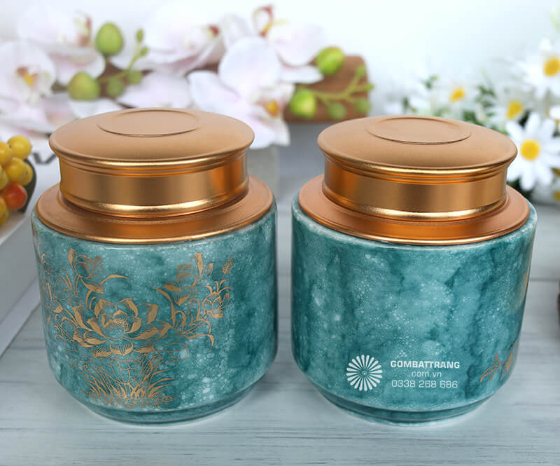 Nắp đậy khít kín của hũ đựng trà bằng gốm ngăn ẩm, ánh sáng và mùi lạ, giúp trà giữ được độ khô ráo và hương thơm đặc trưng