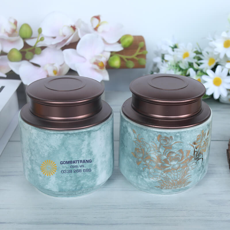 Không chỉ là dụng cụ bảo quản, hũ đựng trà bằng sứ với thiết kế tinh xảo còn là món đồ trang trí sang trọng cho không gian sống