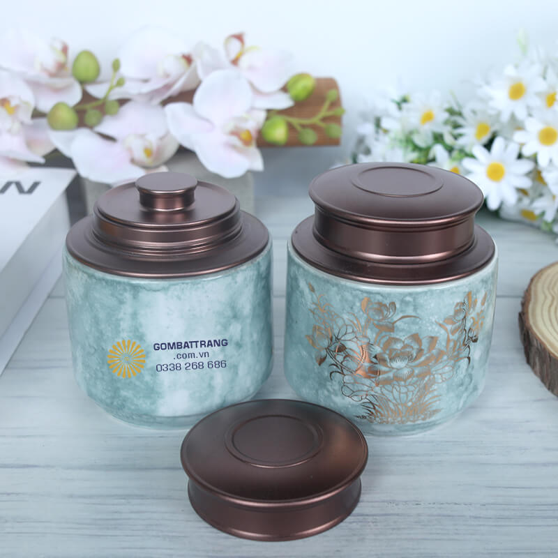 Những cánh sen được phác họa tinh xảo bằng nét vàng óng ánh, tỏa ra từng tầng cánh mỏng manh nhưng kiên cường