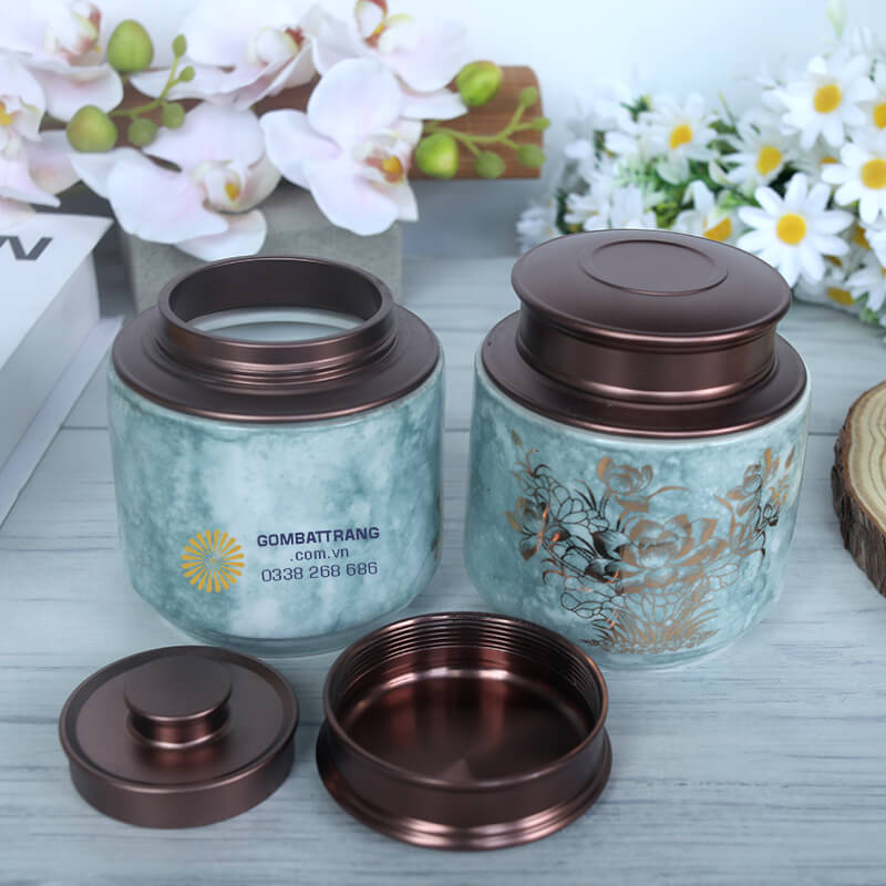 Lớp men xanh ngọc được phủ đều khắp bề mặt hũ đựng trà bằng gốm, tạo nên độ bóng mịn, mượt mà khi chạm tay
