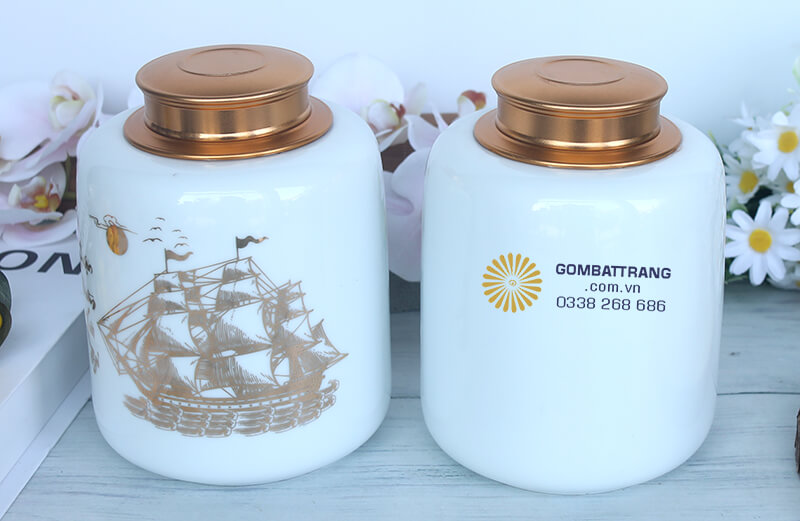 Hũ đựng trà bằng sứ được chế tác từ sứ trắng ngọc cao cấp, bề mặt men mịn màng, tạo cảm giác sang trọng và tinh khôi