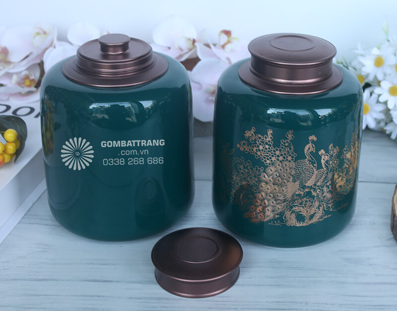 Điểm đặc biệt của lọ đựng chè đẹp chính là hình ảnh chim công được khắc họa tinh xảo bằng màu vàng kim lộng lẫy