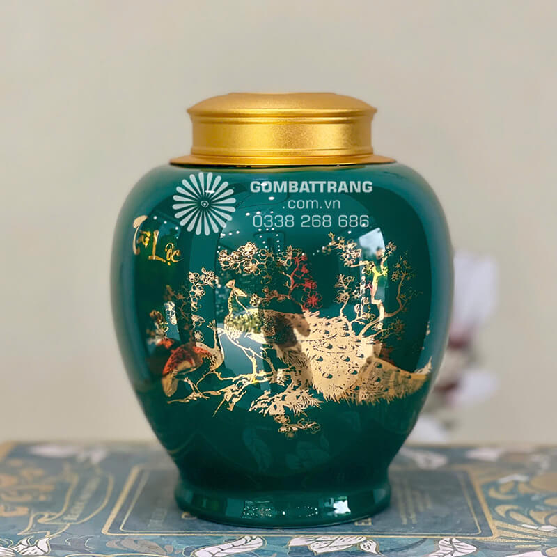 Họa tiết chim công và hoa đào được mạ vàng 24K tỉ mì trên thân sứ, tạo nên bức tranh sinh động, sắc nét đến từng chi tiết