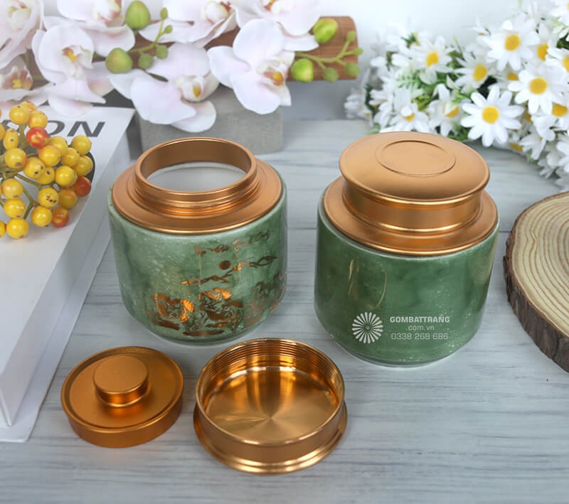 Nắp bình đựng trà đóng kín hoàn hảo, ngăn không cho không khí, độ ẩm xâm nhập, giữ nguyên hương thơm và chất lượng lá trà lâu dài