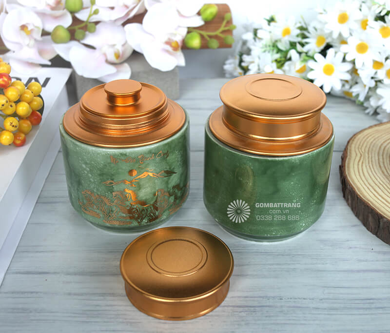 Từng nét vẽ vàng trên nền xanh ngọc bích được nghệ nhân Bát Tràng thực hiện tỉ mỉ, kỹ lưỡng, tạo nên vẻ đẹp cổ điển sang trọng