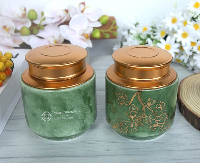 Bình đựng trà là vật trang trí đẹp mắt cho bàn trà, góp phần tăng thêm vẻ thanh lịch cho không gian sống