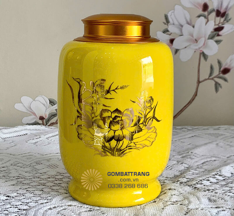 Điểm tạo nên sức hút đặc biệt của hũ đựng trà bát tràng chính là họa tiết hoa sen được vẽ tay tinh xảo mạ vàng&nbsp;24k
