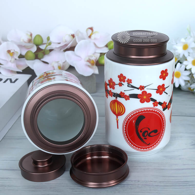 Mỗi bông hoa được vẽ tỉ mỉ với các chi tiết tinh xảo, thể hiện tay nghề khéo léo của nghệ nhân Bát Tràng.