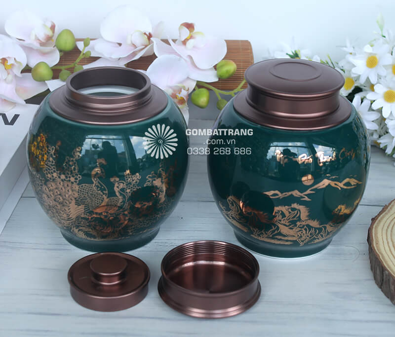 Sự kết hợp giữa màu xanh trầm ấm và ánh vàng kim lấp lánh tạo nên một tổng thể hài hòa, đẳng cấp, thu hút mọi ánh nhìn