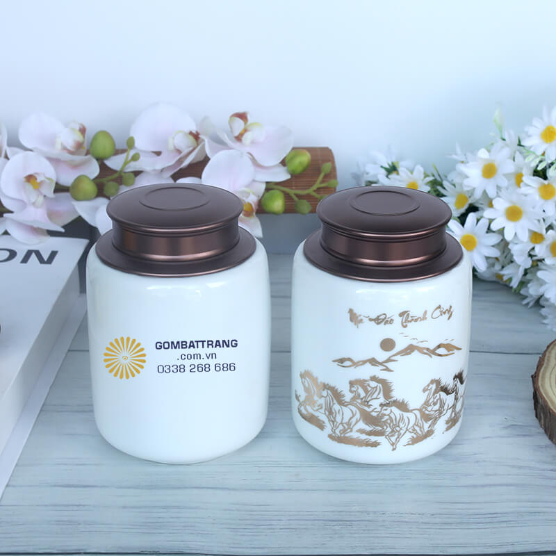 Bộ hũ đựng trà nổi bật với màu trắng sứ tinh khôi, tạo nên vẻ ngoài thanh lịch và sang trọng