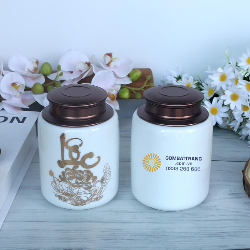 Lọ đựng trà gốm sứ được trang trí bằng những họa tiết dát vàng kim sang trọng, mang ý nghĩa phong thủy sâu sắc