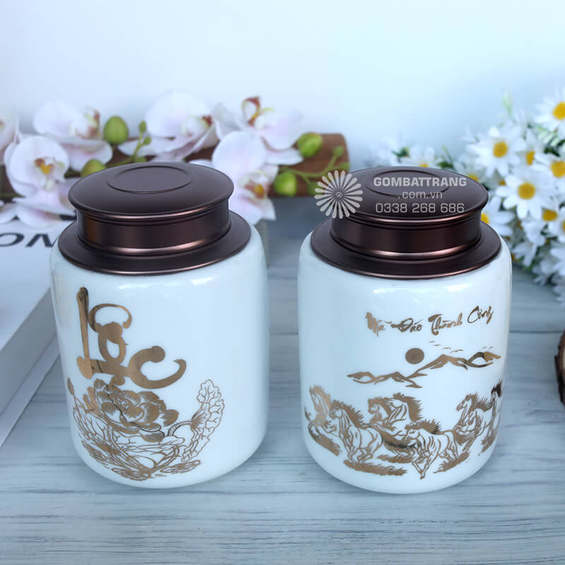 Hai mẫu hũ đựng trà với chất liệu gốm sứ cao cấp và các họa tiết ý nghĩa, chắc chắn sẽ làm hài lòng cả những người yêu trà khó tính nhất