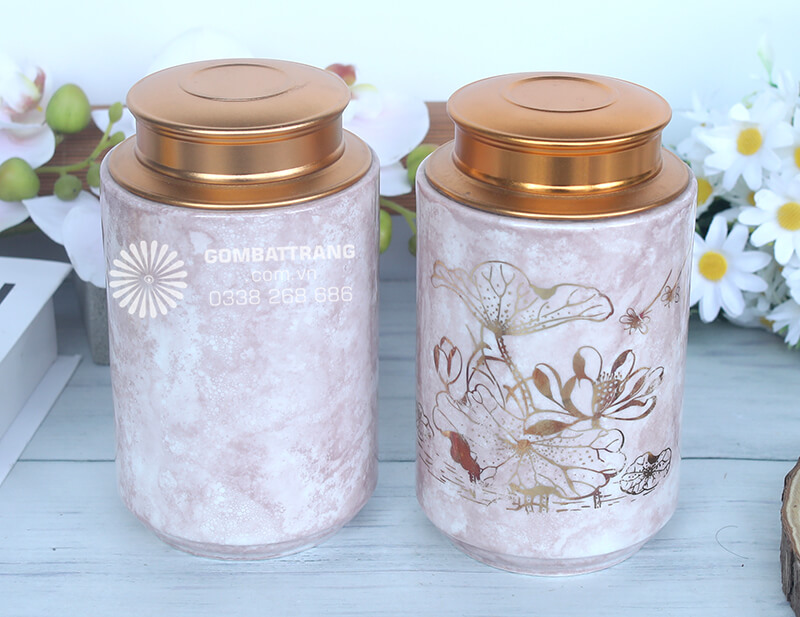 Hũ đựng chè với họa tiết sen vàng rất phù hợp để trưng bày tại không gian thiền trà