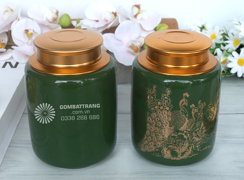 Hộp đựng trà bằng gốm với họa tiết đôi công uyển chuyển, tượng trưng cho phú quý và danh vọng trong văn hóa Á Đông