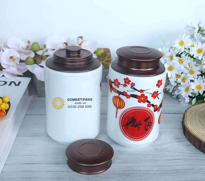 Lọ đựng trà gốm sứ mang chữ Phát Tài đặt trên bàn làm việc hoặc trong phòng khách sẽ thu hút vận may về tài lộc