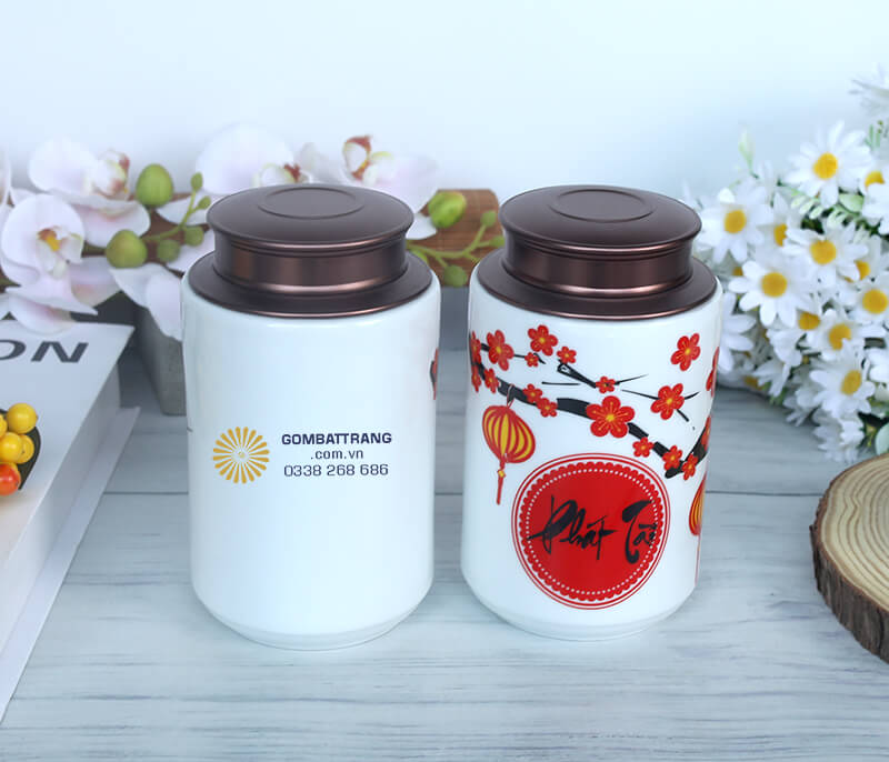 Hoa đào hũ sứ đựng trà tượng trưng cho sự khởi đầu mới, sinh khí, sức sống, mang lại niềm vui và sự hưng thịnh