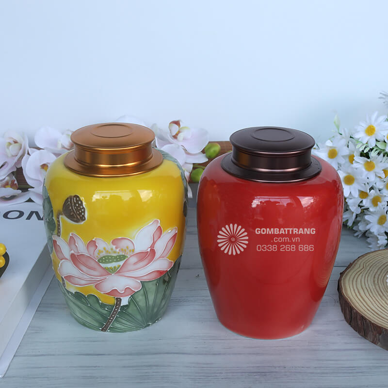 Hai mẫu hũ sứ đựng trà trong hình mang sắc màu nổi bật tượng trưng cho sự may mắn, thịnh vượng và năng lượng tích cực