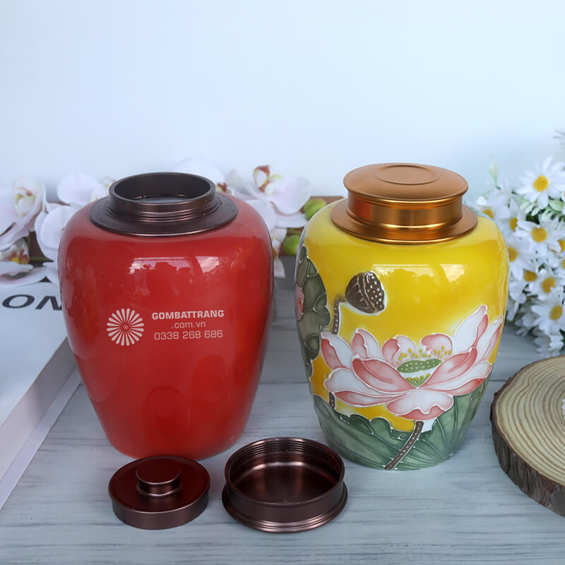 Lọ đựng chè đẹp bằng sứ còn dễ vệ sinh, không bám mùi, phù hợp cho những người yêu thích phong cách sống sạch và tinh tế