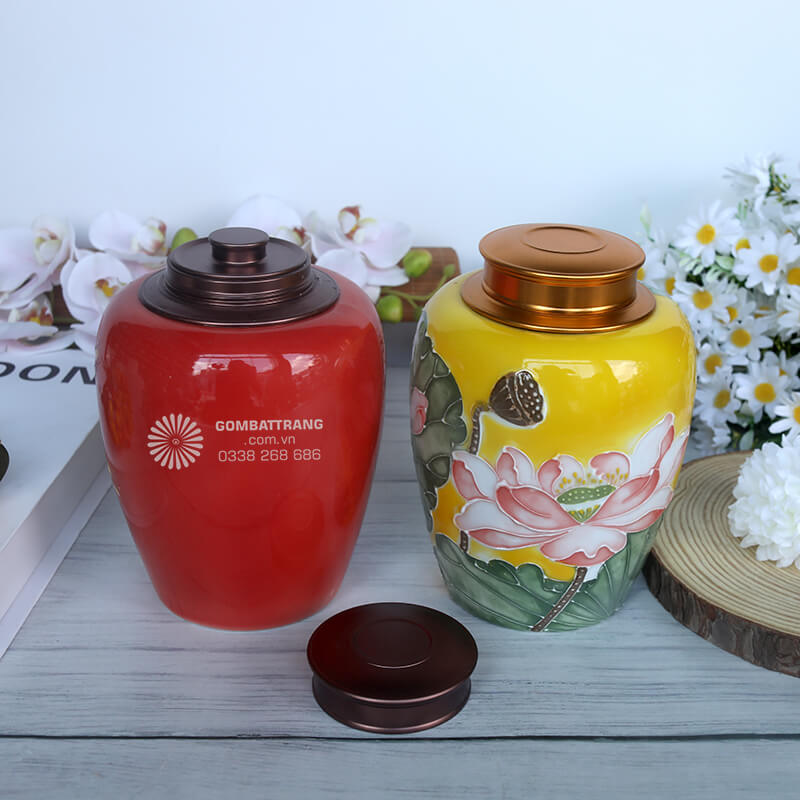 Một hũ sứ đựng trà đẹp không chỉ giúp bảo quản trà tốt mà còn là điểm nhấn phong thủy