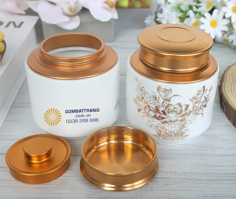 Sự đối lập hài hòa giữa trắng và vàng mang lại cảm giác sang trọng, hiện đại của hũ đựng trà bằng gốm