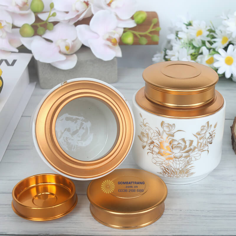 Lọ đựng chè Bát Tràng nổi bật với sắc trắng ngọc ngà thuần khiết, toát lên vẻ thanh lịch và trang nhã