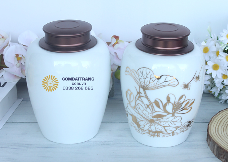 Những cánh sen được vẽ tinh tế với từng đường nét uốn lượn mềm mại, phủ lớp vàng óng ánh tạo điểm nhấn sang trọng cho lọ đựng chè