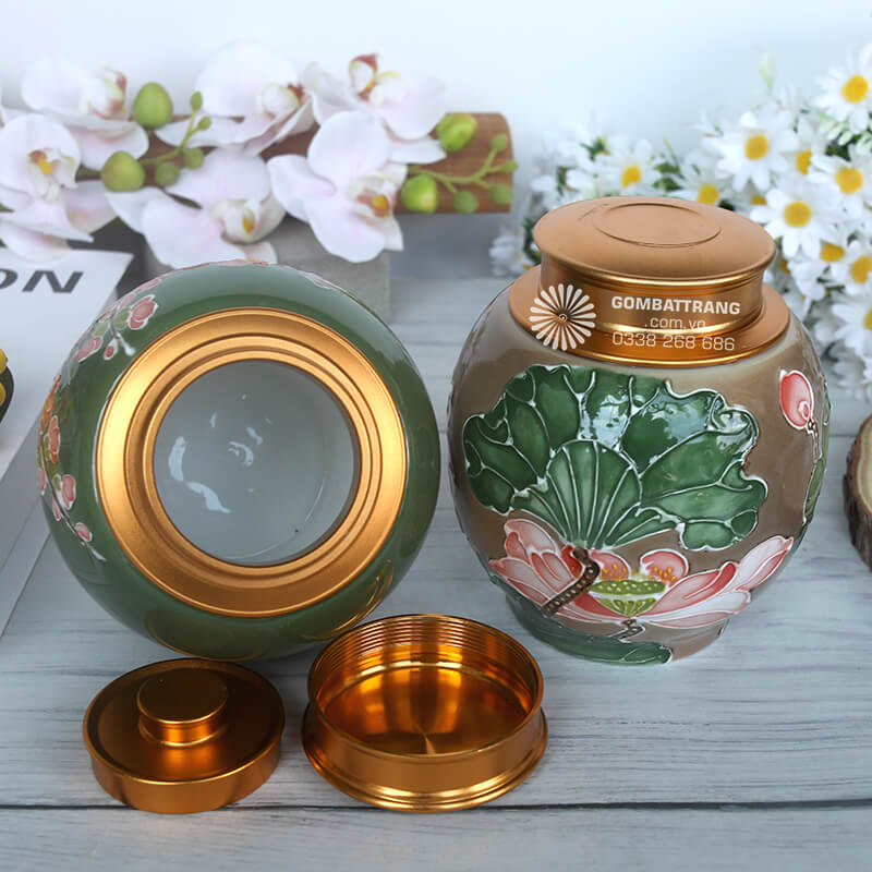 Những bông hoa đào nở rộ trên lọ đựng trà gốm sứ này mang ý nghĩa đón chào năm mới tràn đầy niềm vui, xua tan mọi điều xui xẻo