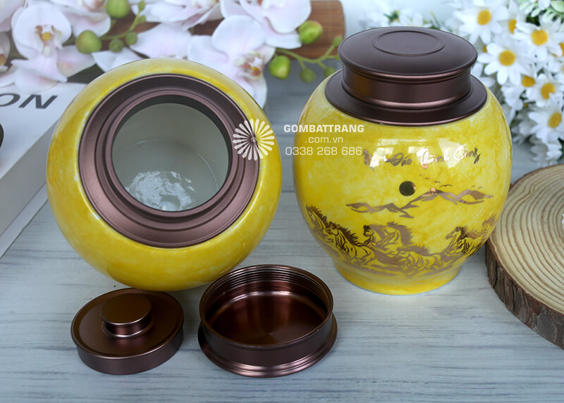 Nắp đậy bằng gỗ tự nhiên màu nâu trầm ấm, khít với miệng lọ đảm bảo khả năng bảo quản tối ưu