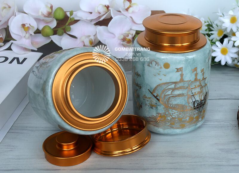 Lọ gốm sứ Bát Tràng màu xanh ngọc nhạt họa tiết vàng kim thu hút tài lộc cho gia chủ