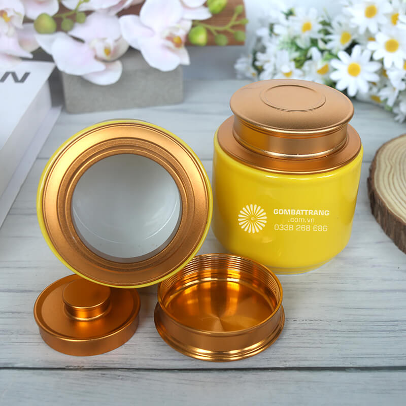 Nắp đậy khít kín màu vàng đồng sang trọng, giúp ngăn chặn không khí và độ ẩm xâm nhập, giúp giữ trọn vẹn hương thơm và chất lượng của trà