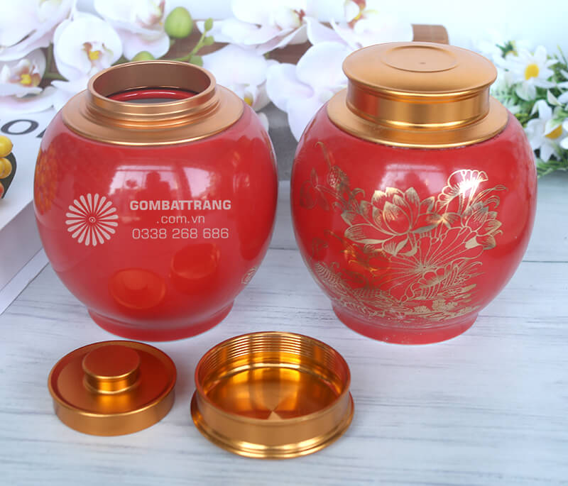 Không gian uống trà sẽ trở nên sang trọng và ấn tượng hơn nhiều với sự hiện diện của lọ đựng trà gốm sứ