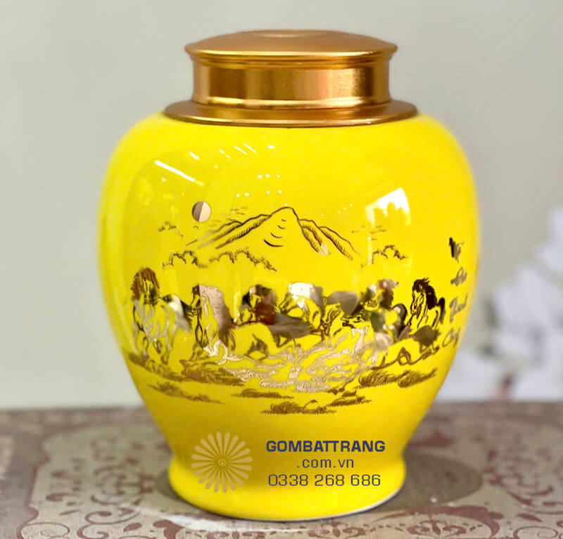 Hộp đựng chè khô họa tiết mã đáo là biểu tượng của may mắn và thành công