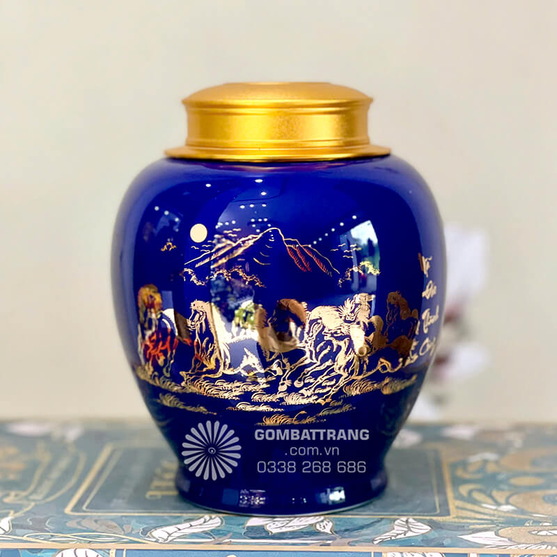 Lọ đựng trà gốm sứ nổi bật với lớp men bóng bẩy, tạo nên vẻ đẹp quý phái và huyền bí