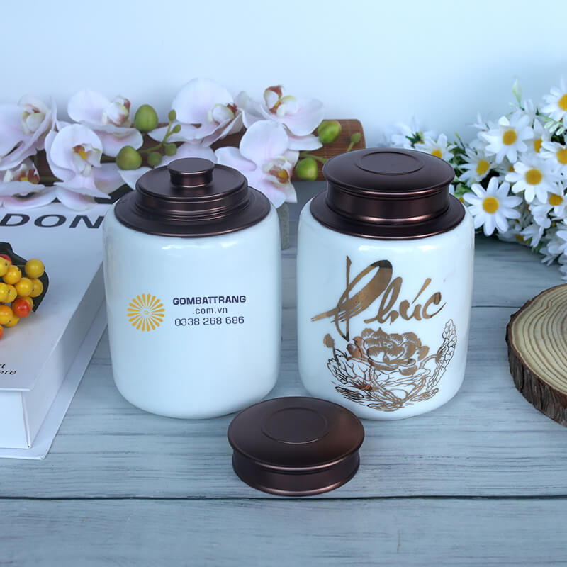 Lọ đựng trà họa tiết hoa sen nở rộ cùng với các búp sen và lá sen uốn lượn uyển chuyển, tạo nên bố cục hài hòa, sinh động