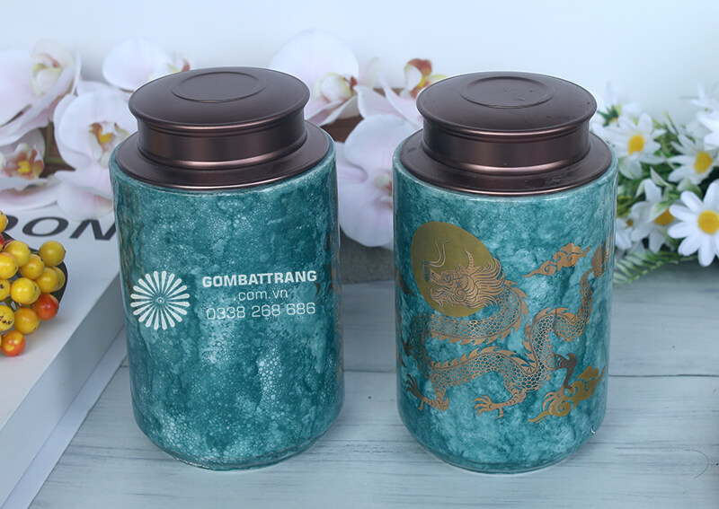 Lọ đựng chè đẹp có dung tích vừa phải, thiết kế hình trụ tròn cân đối với nắp đậy bằng kim loại màu đồng cổ điển